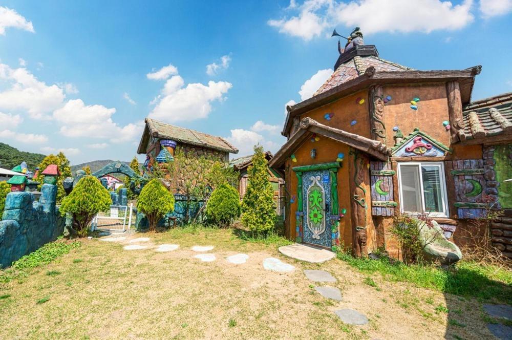 Lala Land Pet Friendly Pension Gyeongju Esterno foto